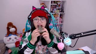 Aku laper! Jadi aku jualan onigiri sambil makan onigiri