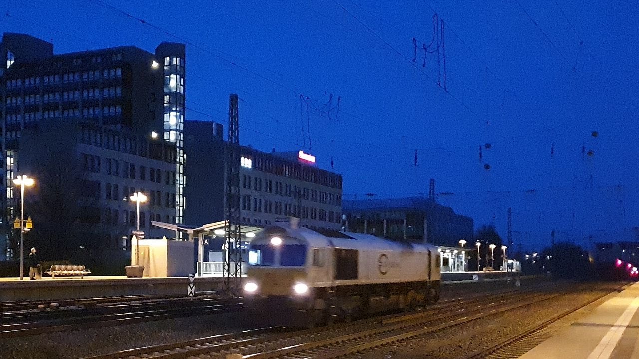 Abendlicher Zugverkehr am Münchner Heimeranplatz: Mit TXLogistik-Loks & V100 in Doppeltraktion