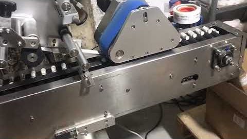 Automatic tube lipstick eye drops ampoule Vial small round bottle labeling machine with feeder