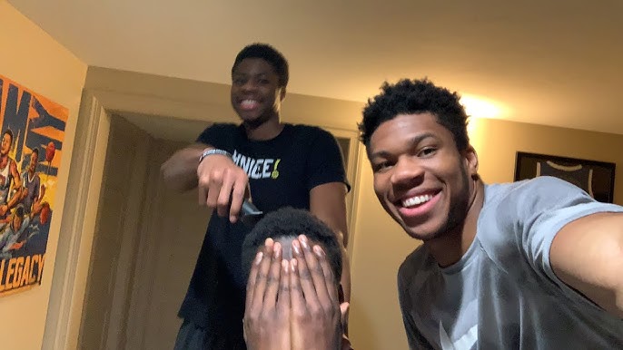 Giannis, Thanasis, Kostas & Alex do TikTok dances, play fight and present  their 100k creator award! 