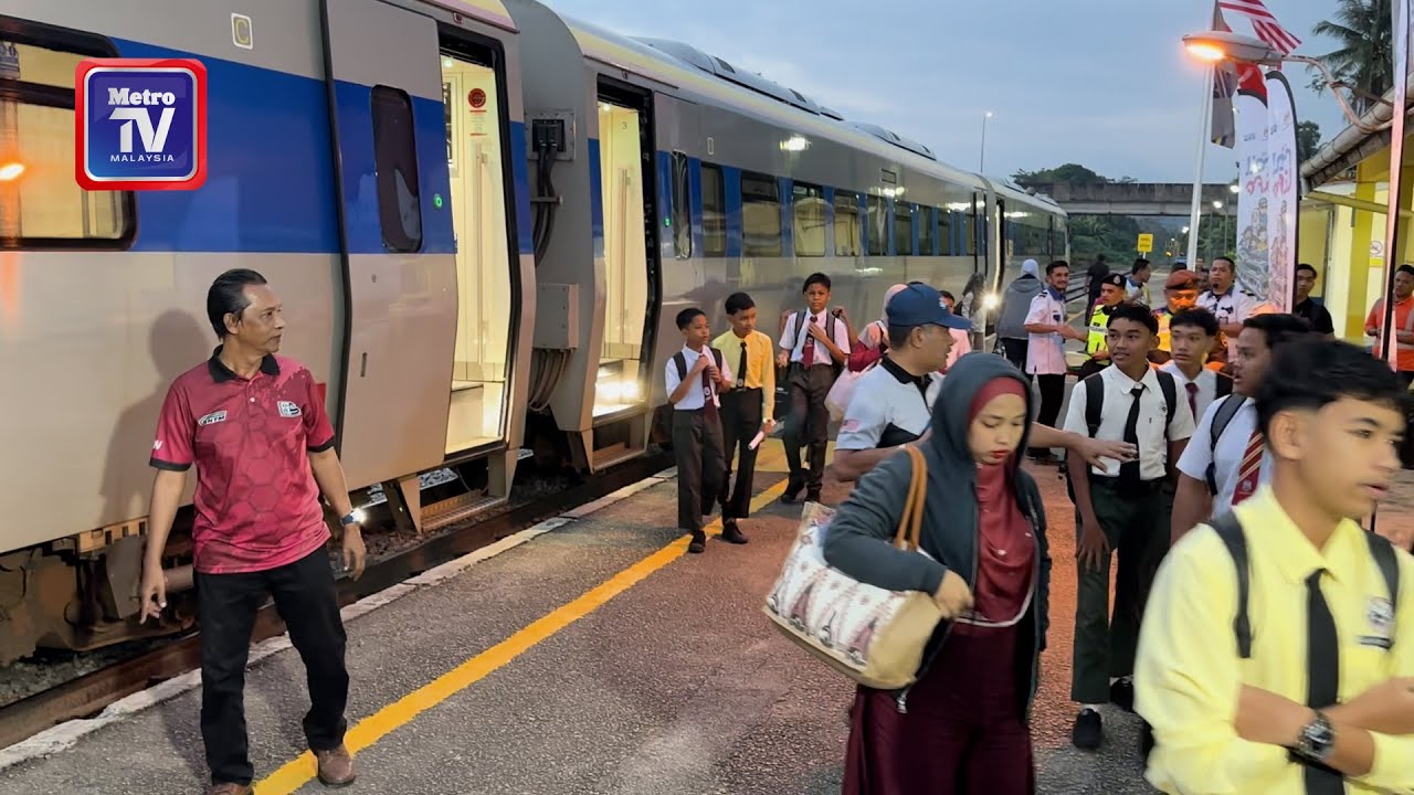 Pelajar teruja hari pertama persekolahan naik kereta api