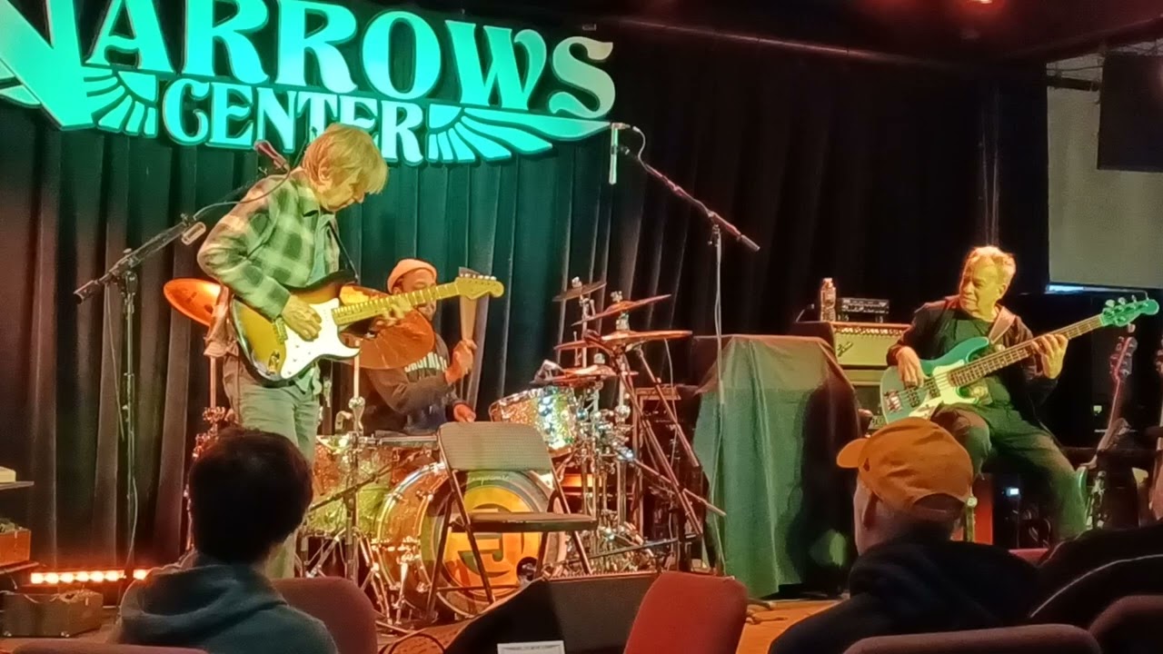 Eric Johnson - Manhattan (excerpt from pre-show warm-up)
