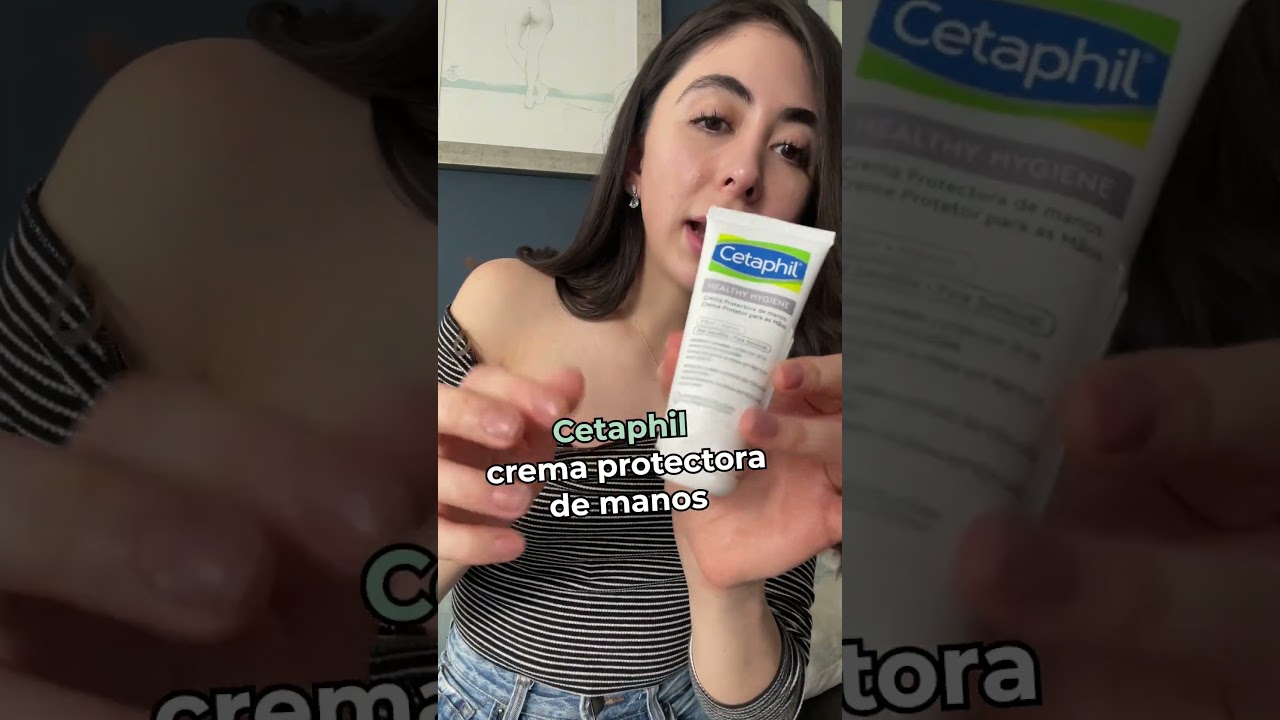 Mujer madura en albornoz aplicando crema de manos para hidratar las manos  después de la ducha