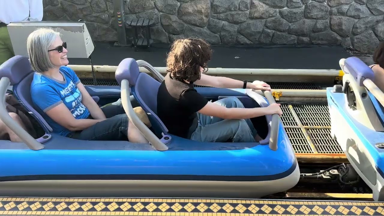 Бобслейная трасса «Маттерхорн» (сторона «Завтрашняя страна») в Диснейленде, 01.02.2026.