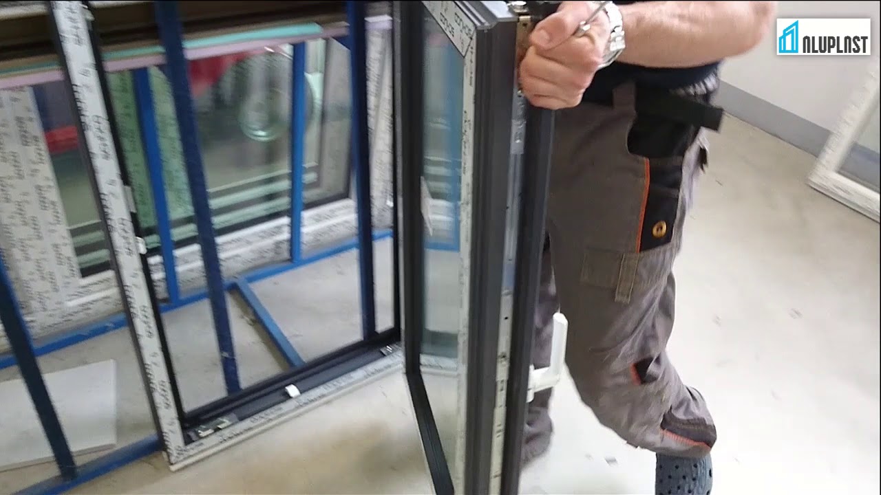 Vyvesenie a vsadenie plastového okenného krídla so skrytými pántami