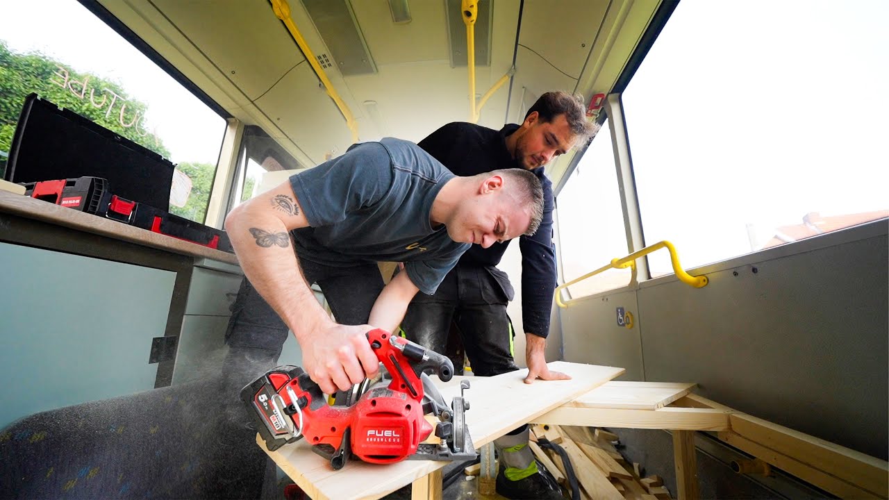 IK KRIJG HULP VOOR DE EETKAMER IN DE BUS! 