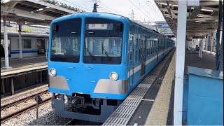 西武101系1251編成（近江鉄道100形カラー塗装）が回送電車として警笛を鳴らして小手指駅3番線を発車するシーン（2024.4.28.10:25）