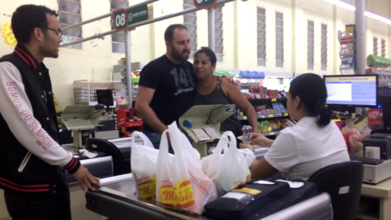 Pagando compra de outra pessoa no mercado