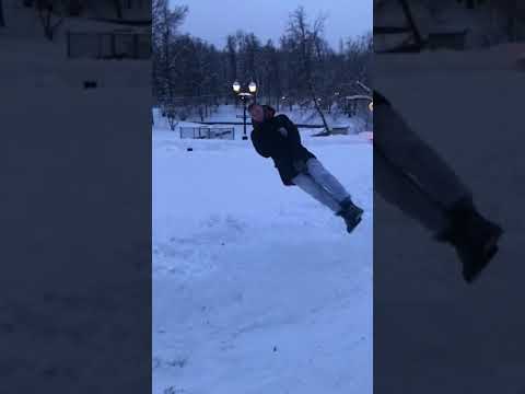 прыжки в снег с крыши. прыгнул в сугроб. прыжки в снег с крыши. прыгает в сугроб. прыжок в сугроб.
