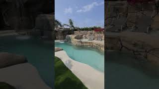 piscina tipo-playa con cascadas y spa