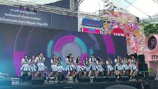 Download Lagu [BNK48] Aitakatta อยากจะได้พบเธอ + เพลงชาติ BNK48 @ Engoo Live Concert 2017 MP3
