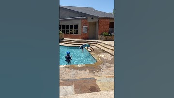 Hoe doe je een backflip #zwemmen #shortsfeed #shorts #tips om te zwemmen #zwembad #frontflip #succes