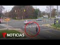 Dos barberos hispanos salvan a una pequeña niña de ser arrollada por los autos | Noticias Telemundo