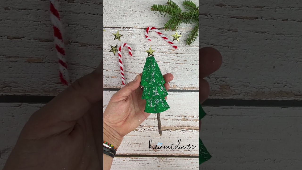 Upcycling DIY: Weihnachtsbaum aus Eierkarton basteln