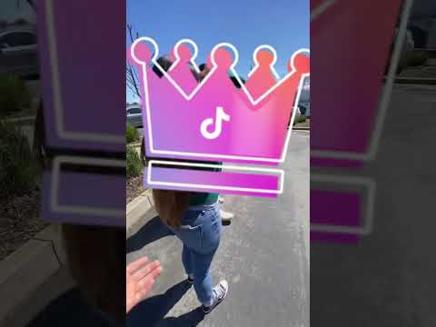 Arriesgando Dinero En Diferentes Maquinas Del Casino.