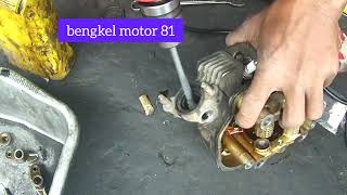 Membersihkan kerak di silinder head motor
