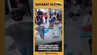 Bapakbapak Ini Tak Jadi Sholat Saat Ada Orang Yang Membagikan Nasi Kotak Untuk Jamaah Masjid