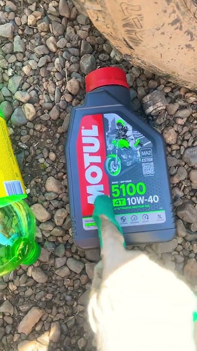 Поменял масло в квадроцикле младшего брата, лью масло Motul 10w-40 ...