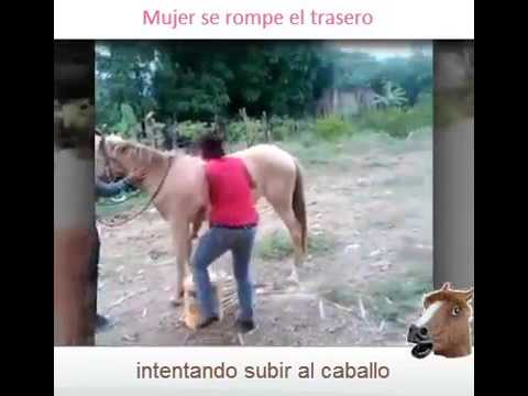 Vieja se rompe el culo montandoce en un Caballo.