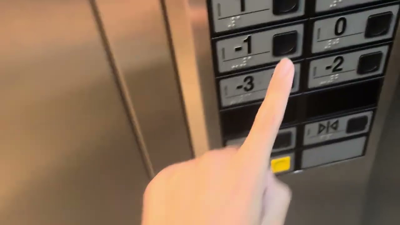 Descendo no elevador thyssenkrupp social do meu prédio 