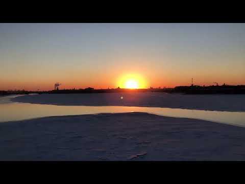Vidéo: Neva - une rivière à Saint-Pétersbourg