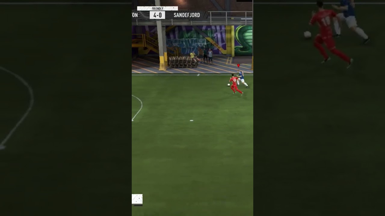 Дьюсбери Холл бежит со своей половины поля к воротам 