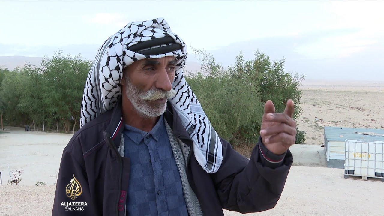 يهاجم المستوطنون الإسرائيليون وينهبون القرى البدوية