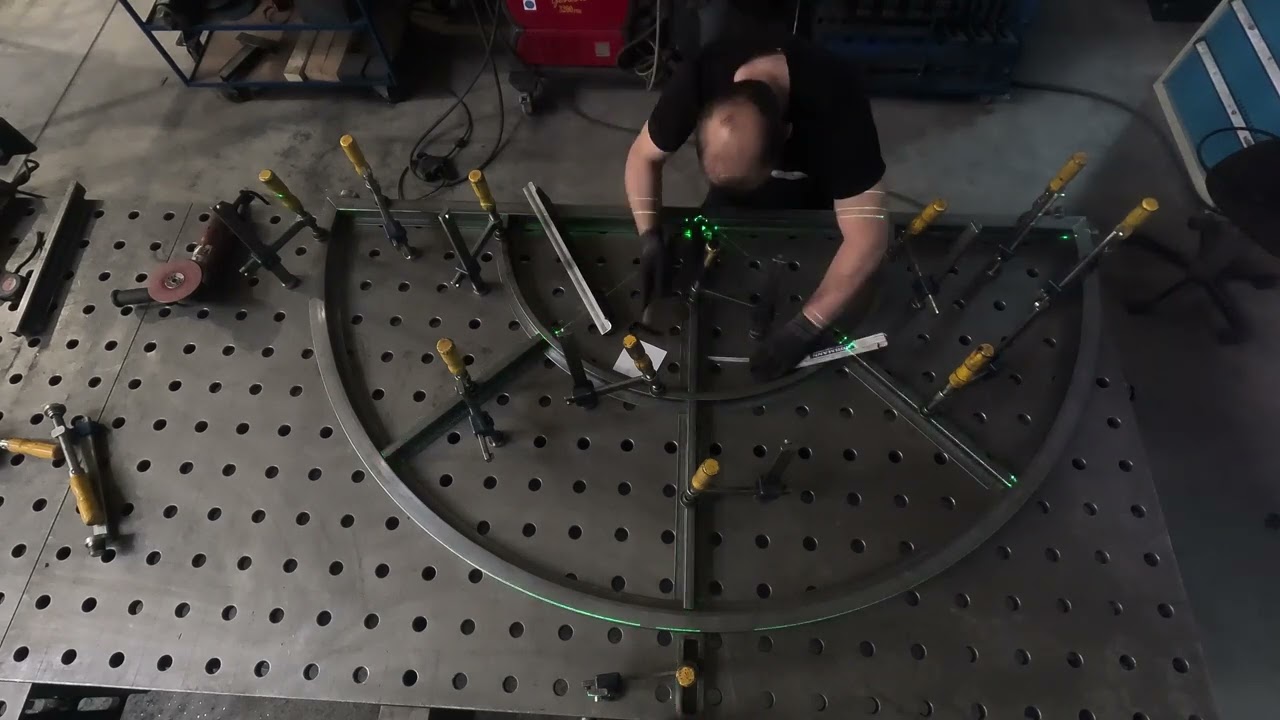 BIG JURIJ zeigt euch wie der Projektionslaser im Handwerk eingesetzt wird