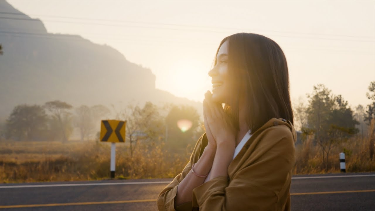 สาวบราซิลเที่ยวอิสานขึ้นถ้ำนาคาไหว้พญานาค