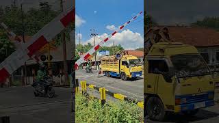 ##keretaapi #train #palangpintukeretaapi #truck #trucks #truckmaniacommunity #trucking #railfans