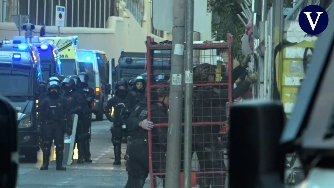 Los Mossos logran controlar y desocupar La Ruïna y El Kubo