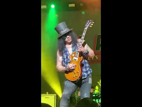 #Slash breaks string on his Original Million dollar Les Paul AND FINISHES THE SOLO! #gunsnroses