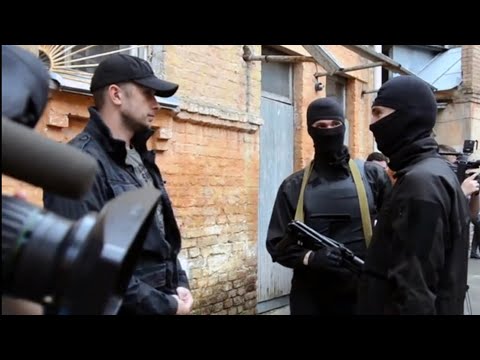 Video Xé cờ VN ! Cực hữu Tân phát xít Ukraina tố Việt Kiều... - youtube