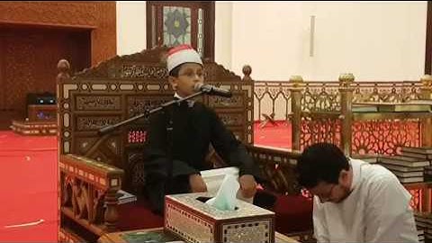 مصطفى عاطف من مسجد المشير طنطاوى وهو يستمع للقارئ الصغير طه عزت