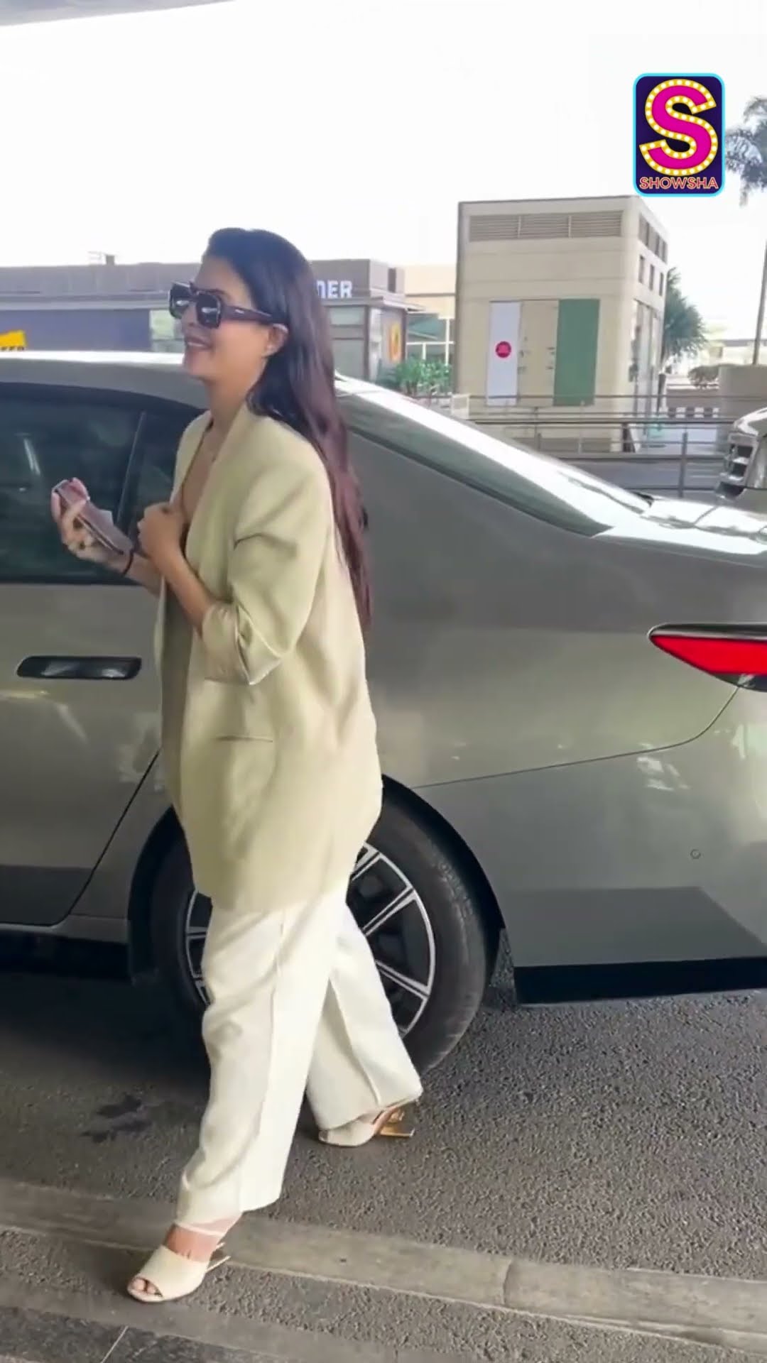 Boss Lady Jacqueline Fernandez’s Steals Spotlight In Her BMW 7