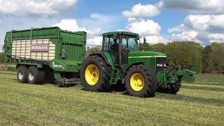 Gras inkuilen met John Deere 7810 met Bergmann Raptor 35S en John Deere 6530 op de kuil (2024)