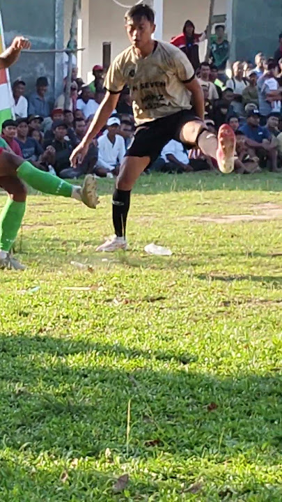 video bola kaki, bang sandi bule lagi mencari akal ingin melepaskan bek tangguh dari team hasepen,