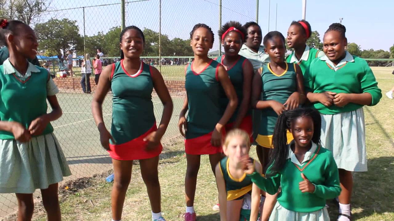 Piet Hugo krete langs die netbalveld