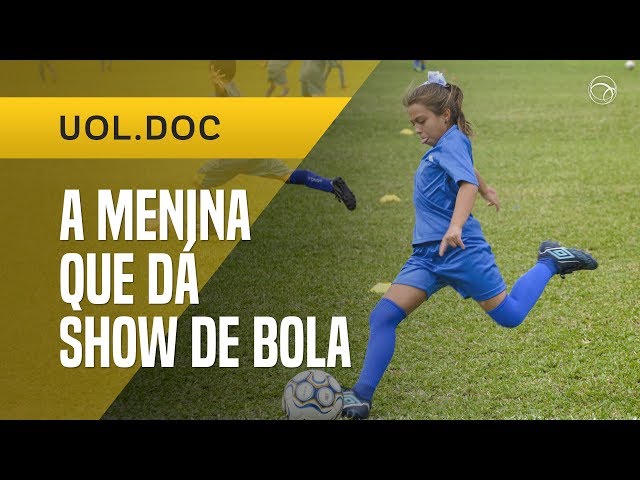 Menina que joga sozinho no campo de jogos