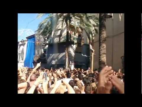 Climbing Greased Pole At La Tomatina | TheCheapRoute.com