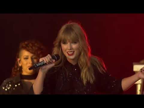 Taylor Swift Nyanyi Lagu Hampa