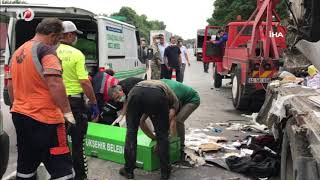 Tır Düzce Plakalı Kamyona Çarptı