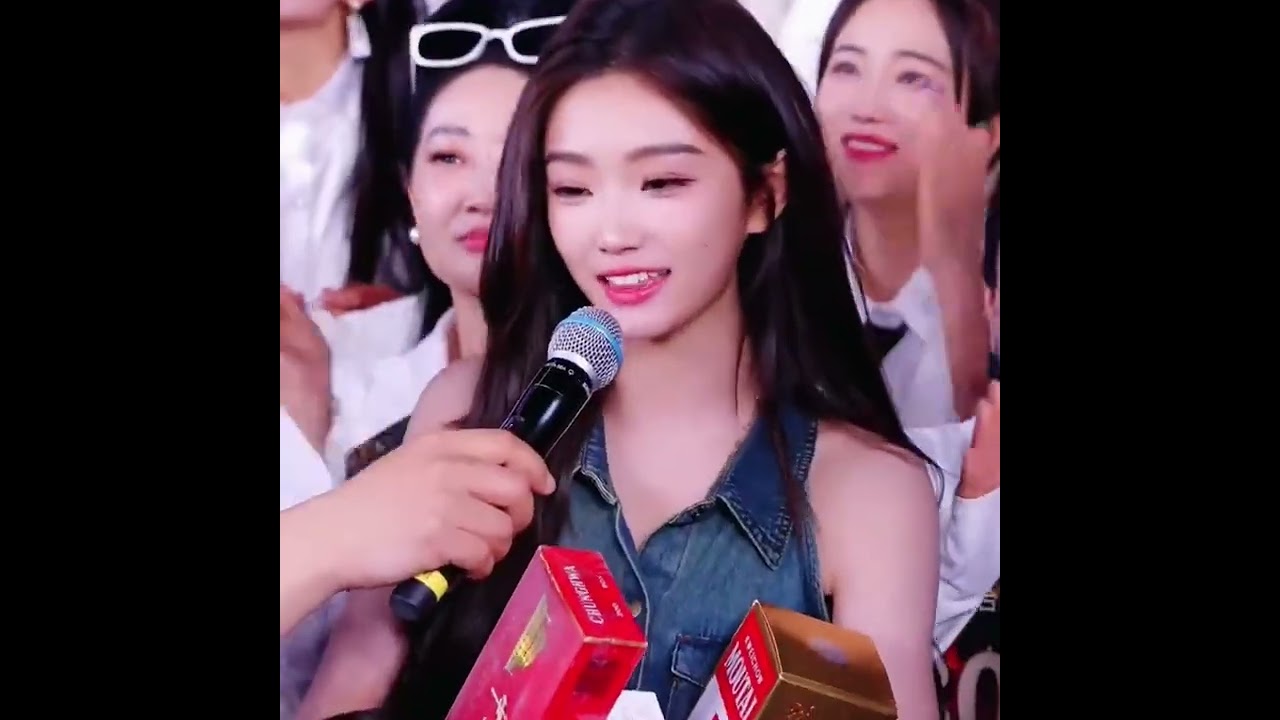 美女记歌词太猛了，直接把木森唱懵了，人美歌好听，比赛直指三万八#木森大舞台#户外直播现场 #直播回放 #抖音