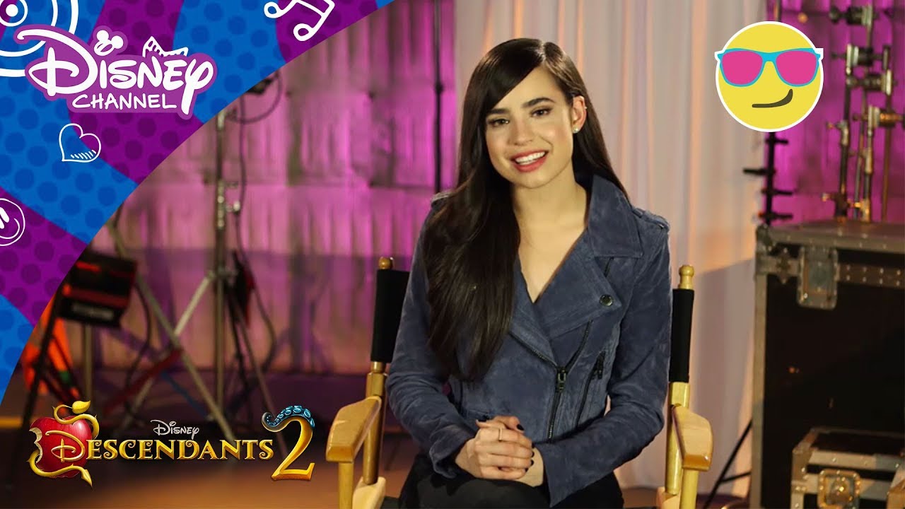 Descendants 2 | 6 hurtige spørgsmål til Sofia Carson - Disney Channel Danmark