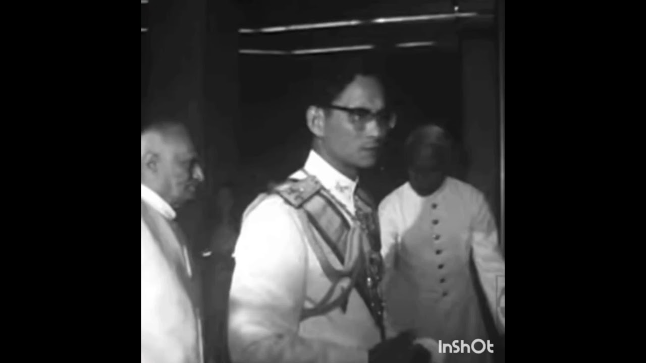 Sbai Thai dress: Thailand's national costume: Queen Sirikit of Thailand in Thai Chakri costume.