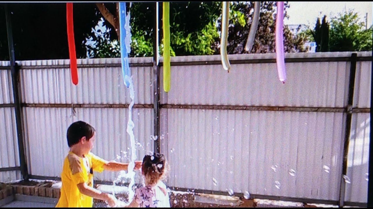 Лопаем длинные водяные шары,обливаем. Popping long water balloons ...