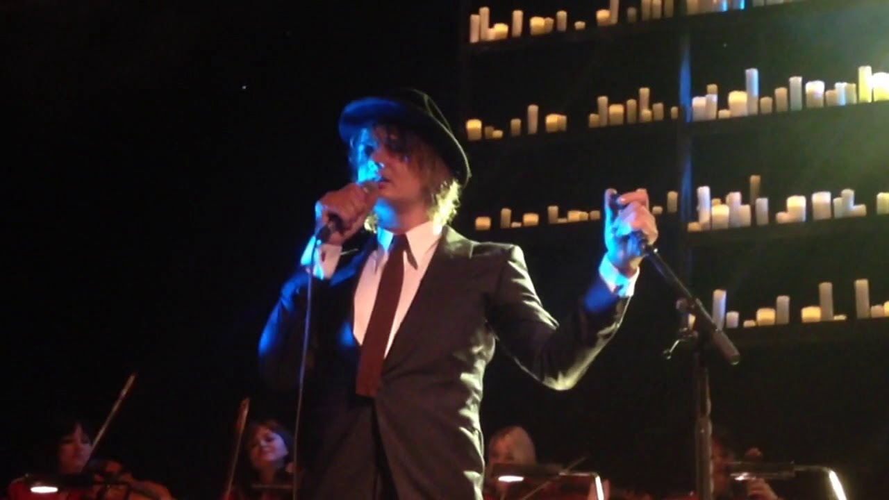 Carl Barat and Peter Doherty with 1001 candles Waterloo *** London Hackney Empire 05092019
