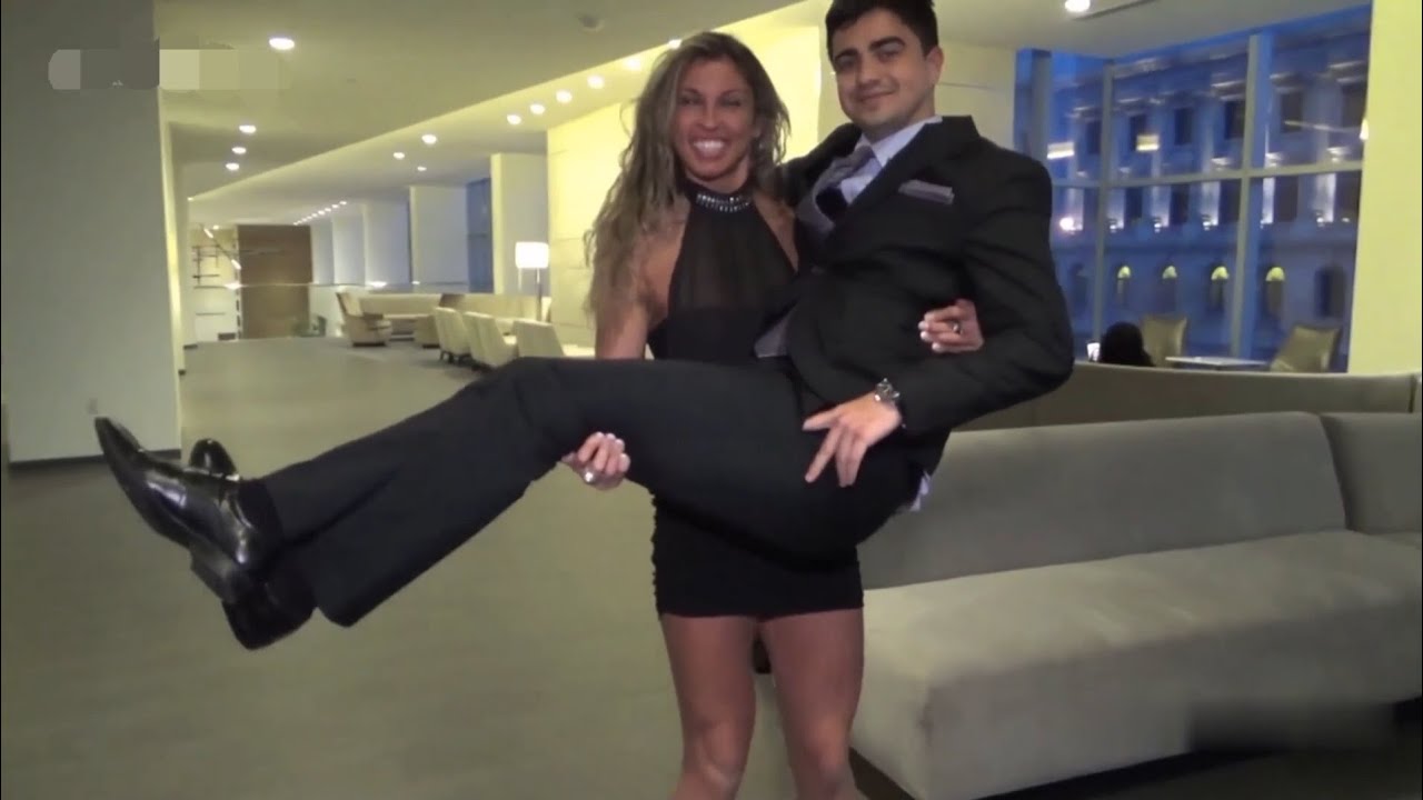 Высокая девушка подняла и перенесла невысокого парня в аэропорту!