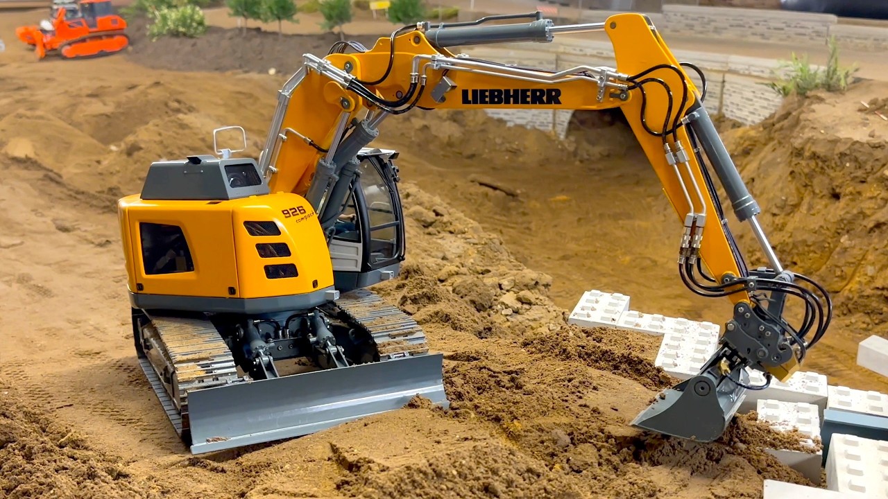 GREAT RC Trucks and RC Machines working @ Stonebreaker Arena !