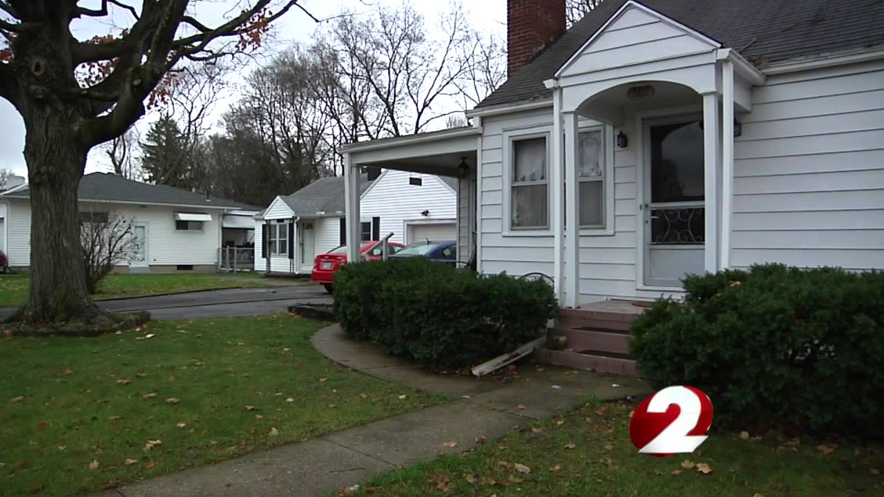 Grinch lights stealing christmas decoration yard giant Grinch steals Christmas lights - YouTube